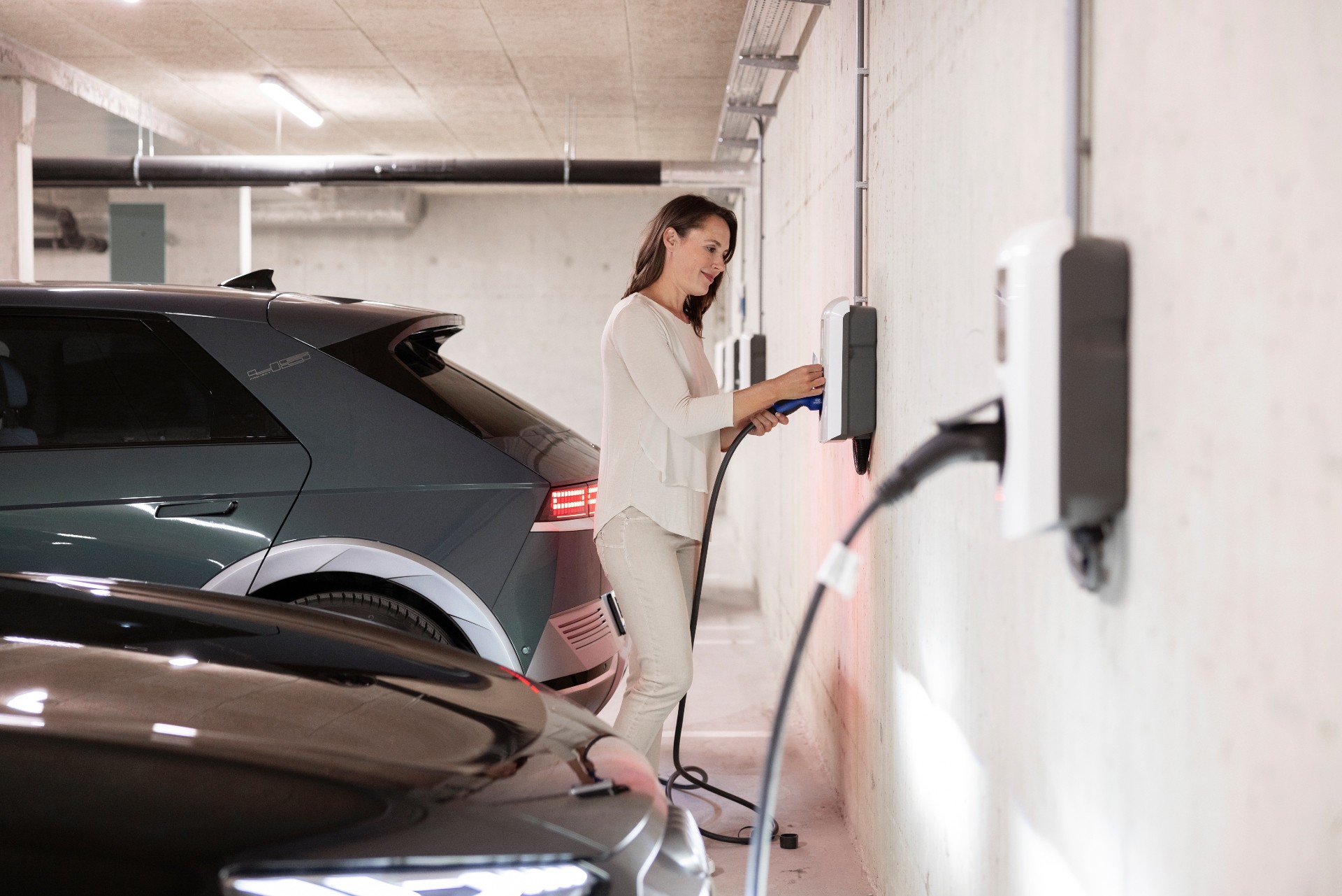 建一個汽車充電站需要搭配哪些充電樁機型？