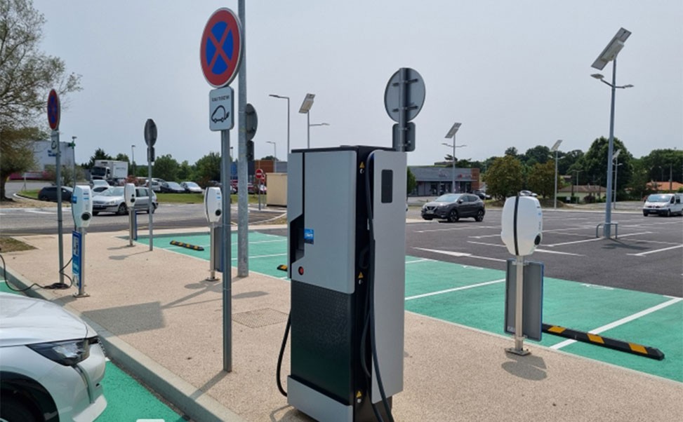 新能源充電樁：綠色出行的助推器與市場新機(jī)遇